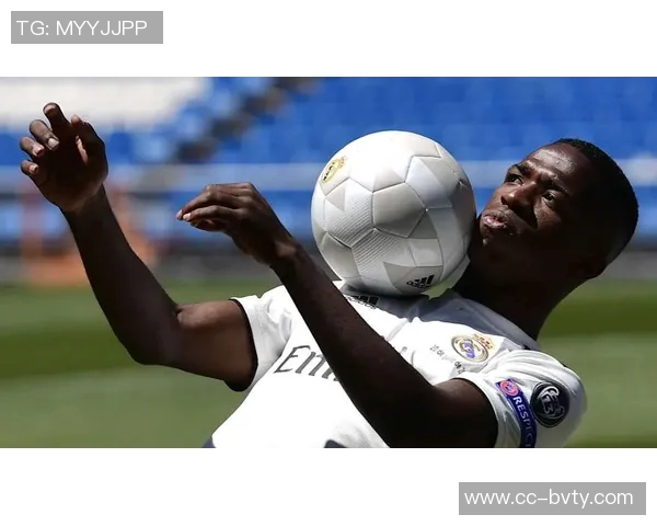 维尼修斯遭遇裁判争议认为自己在比赛中受到不公正对待